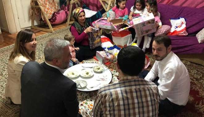 Hazine Bakanı Albayrak iftarda o ailenin misafiri oldu